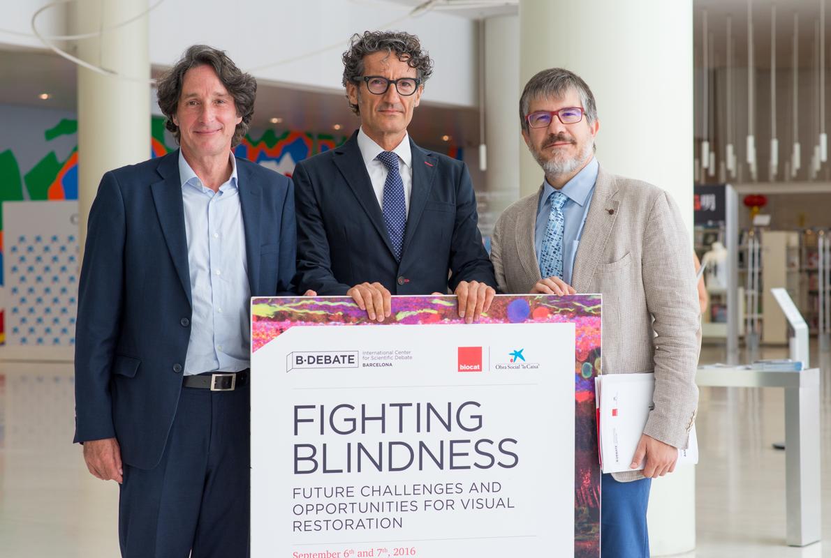 De izquierda a derecha, Jordi Portabella, director del Área de Investigación de La Caixa; Jordi Monés, director del Barcelona Macula Foundation; y Albert Barberà, director de Biocat, muestan el cartel de la jornada