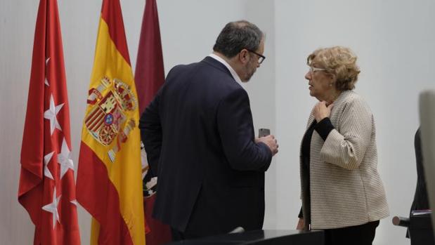 El delegado de Seguridad, Javier Barbero, y la alcaldesa de Madrid, Manuela Carmena