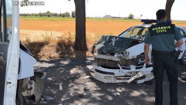 Estado en el que quedó el coche policial tras ser embestido por el vecino