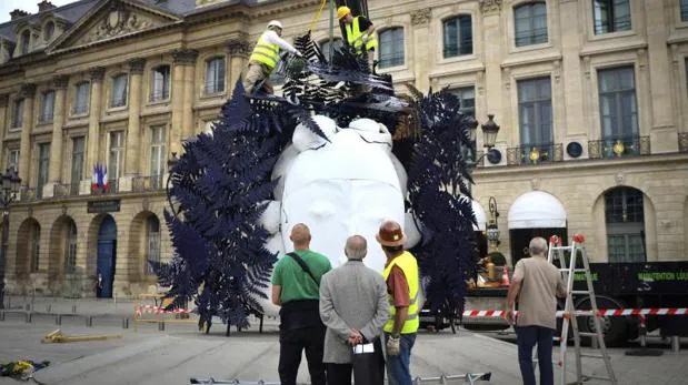 Montaje de una de las cabezas femeninas de grandes dimensiones en la plaza Vêndome de París