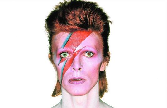 El músico David Bowie posando para la portada de su disco «Aladdin Sane»