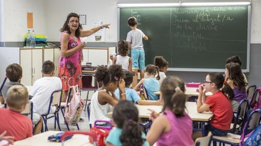 Varios alumnos atienden en clase este jueves