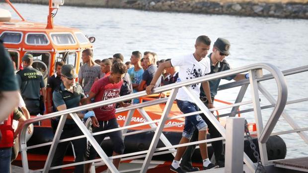 Inmigrantes localizados en la isla de Tabarca, trasladados por la Guardia Civil.