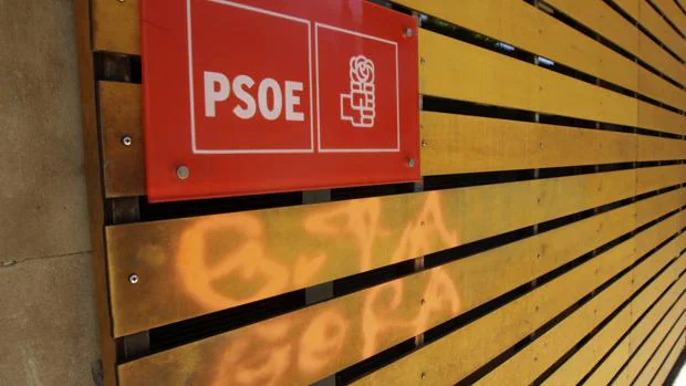El pasado mes de mayo en la sede del PSOE en Salamanca apareció una pintada a favor de ETA