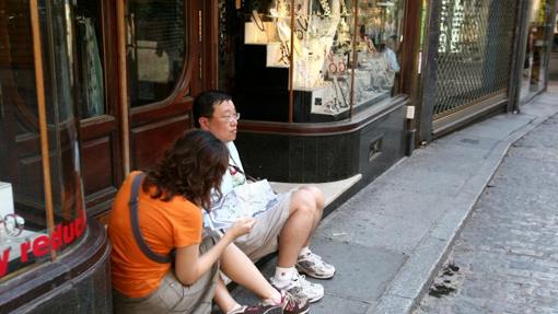 Dos turistas extranjeros, en una calle de Toledo