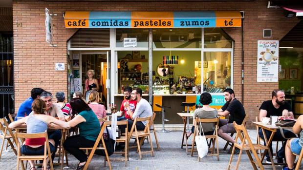 Imagen de la terraza de la cafetería La Ola Fresca