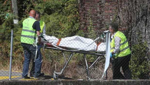 Los operarios trasladan a una de las víctimas del accidente de tren de O Porriño