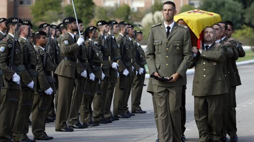 Honoros militares en la despedida del soldado