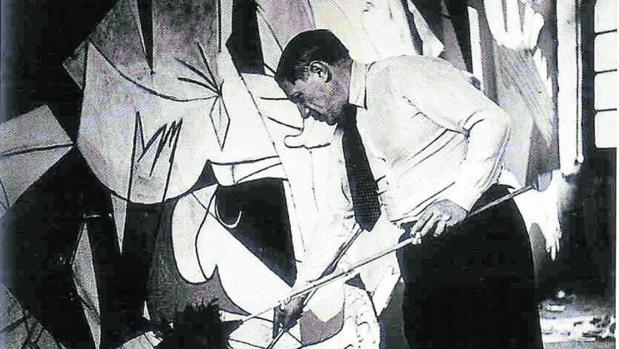 El pintor Pablo Picasso, en plena creación del Guernica entre el 11 de mayo y el 4 de junio de 1937