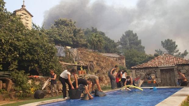 Vecinos usan el agua de una piscina por un incendio este verano