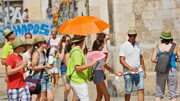 Unos turistas se protegen del calor en Valencia