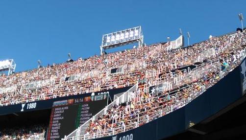 Imagen de parte de las gradas de Mestalla en pleno partido