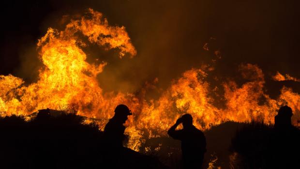 Los brigadistas y bomberos trabajaron durante toda la noche en la extinción del incendio de Cualedro