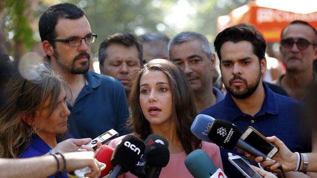 Inés Arrimadas atiene a los medios de comunicación durante la Diada