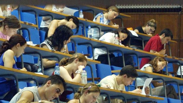 Alumnos durante unos exámenes de Selectividad en la Universidad de Zaragoza
