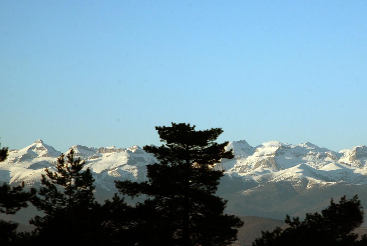 Cumbres nevadas del Pirineo aragonés