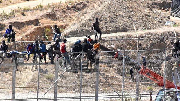 La agresión sucedió el sábado pasado, cuando 150 inmigrantes se encaramaron en las vallas de Ceuta