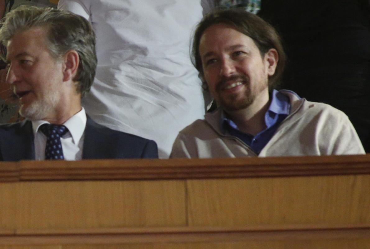 Pablo Iglesias, este jueves en las Cortes de Aragón, junto al alcalde de Zaragoza, Pedro Santisteve