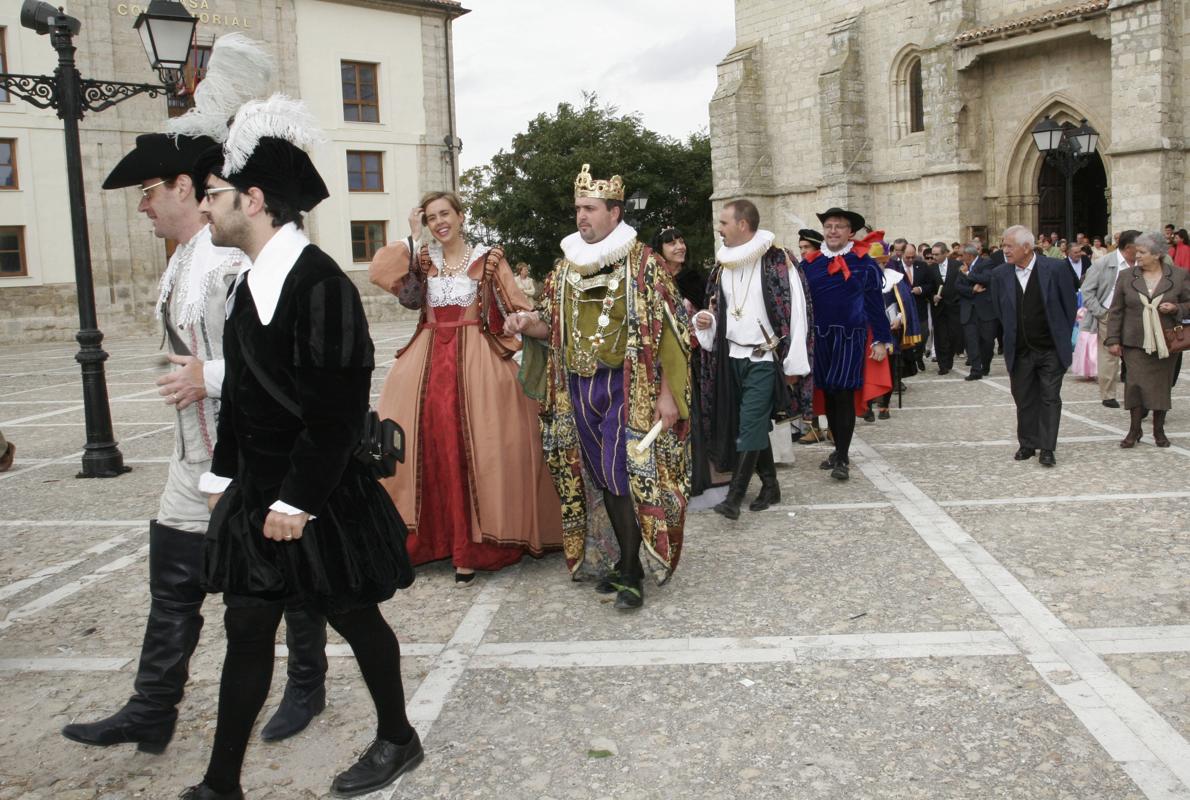 La Comitiva Real sale de la Colegiata de San Miguel