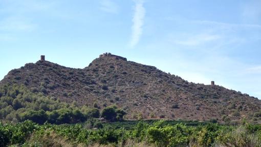 Imagen del castillo y las almenaras desde el lado norte