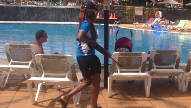 Una empleada de un hotel de Fuerteventura se pasea entre los turistas con un arma