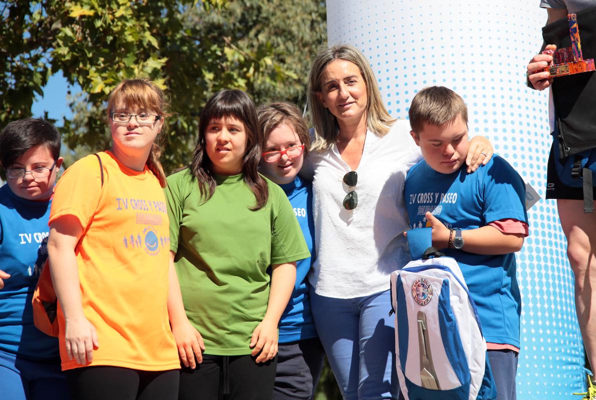 La alcaldesa Tolón con niños participantes en la carrera