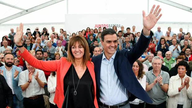 Sánchez, junto a la candidata del PSE, Idioa Mendia