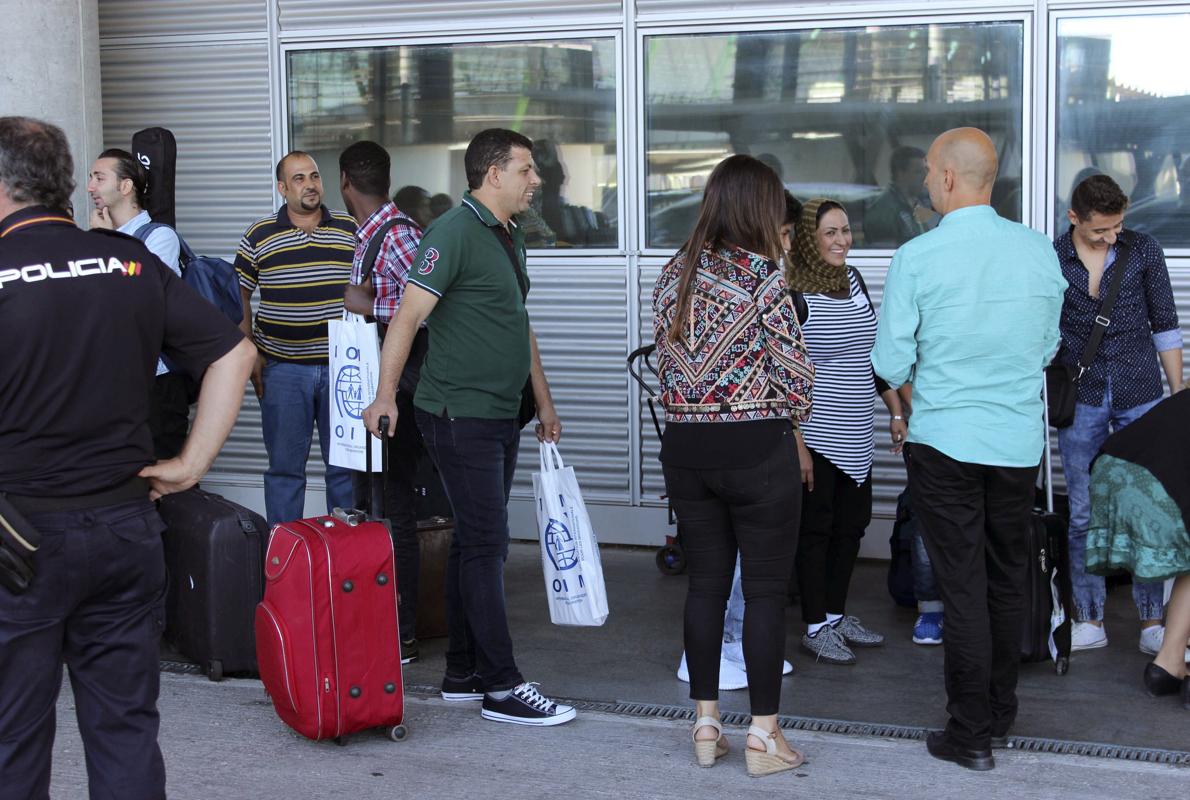 El grupo de refugiados, a su llegada al aeropuerto de Madrid, antes de partir a Barcelona y Huesca