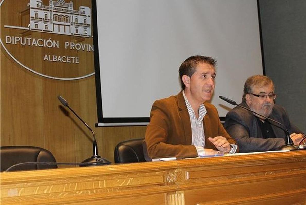 El presidente de la Diputación de Albacete, junto a Ricardo Beléndez durante la presentación de la feria