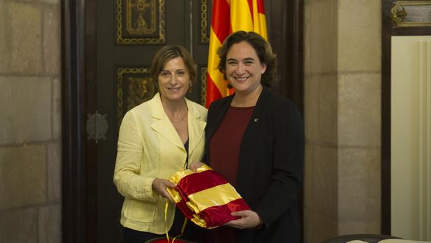 Forcadell y Colau, con la bandera que la presidenta del Parlament le ha regalado a la alcaldesa