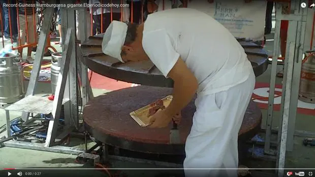 Un cocinero preparando la hamburguesa récord Guiness en Crevillent, en un video de Youtube