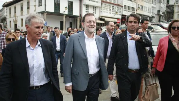 Mariano Rajoy, durante un paseo en la campaña electoral de Galicia