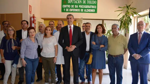 Álvaro Gutiérez, en el centro de día de alzheimer, con familiares de los enfermos