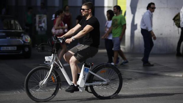 Un usuario del sistema de bici eléctrica, BiciMad, circula por el centro de Madrid