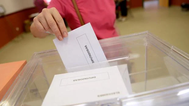 Una votante introduce la papeleta del Congreso en las últimas elecciones generales en España