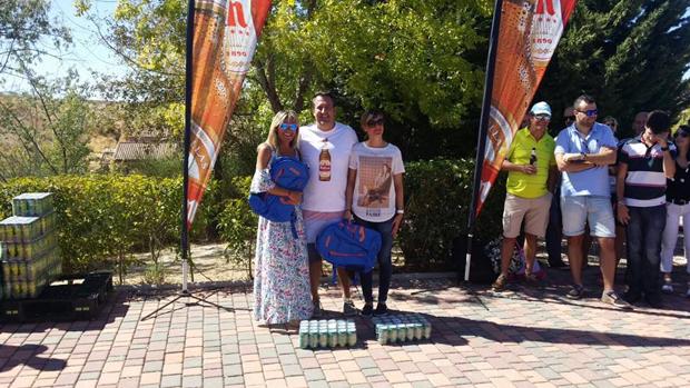 Gustavo Sierra, responsable de Mahou, con una de las parejas ganadoras