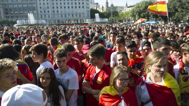 Cientos de jóvenes visionaron de manera pacífica el España-Italia en plaza Cataluña