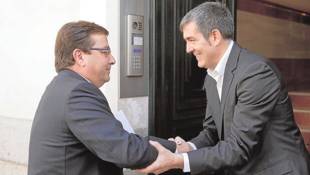 Los presidentes de Extremadura, Guillermo Fernández Vara, y el de Canarias, Fernando Clavijo, en Madrid
