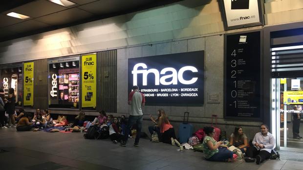 Los jóvenes que ayer pasaron la noche en la Fnac de Callao, Madrid