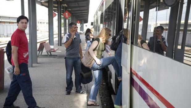 Un tren de Cercanías de Madrid, con parada en estación de Alcalá de Henares