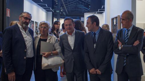 Julián Castilla, en el centro, acompañado de la alcaldesa de Madrid, Manuela Carmela, con Jesús Carrascosa, viceconsejero de Cultura de Castilla-La Mancha, Jesús Carrobles, presidente de la Real Academia de Bellas Artes y Ciencias Históricas de Toledo, y Antonio Ruiz, alcalde de Villanueva de los Infantes