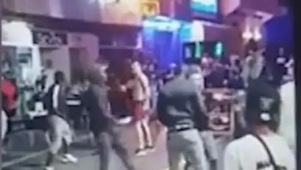 Imagen capturada de la pelea en la zona de «West End», en Ibiza