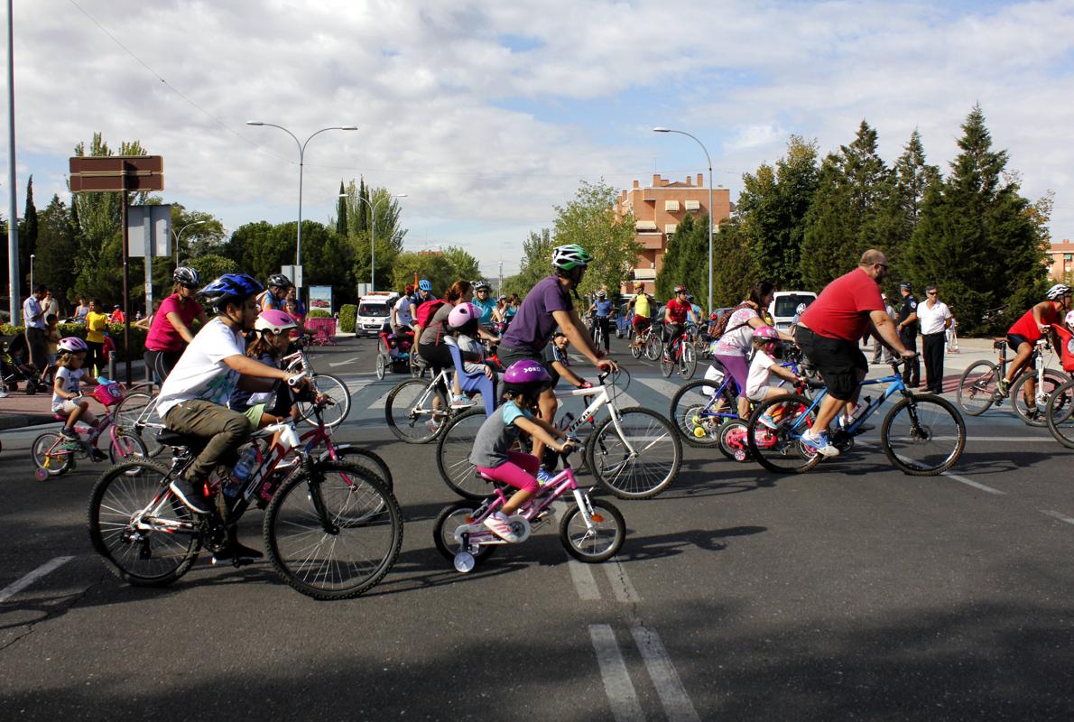 Niños y mayores se han sumado al Día de la Bicicleta en el Polígono