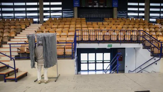 Un hombre elige la papeleta el colegio electoral habiltado en el polideportivo Mendizorrotza de Vitoria