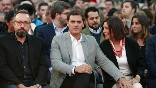 Rivera y Girauta, junto a la candidata de su partido a la Presidencia de la Xunta, Cristina Losada