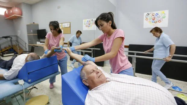 Pacientes con esclerosis múltiple en un centro de rehabilitación