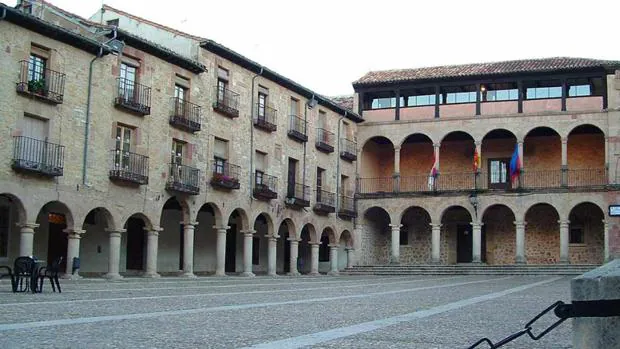 El Ayuntamiento de Sigüenza, al fondo
