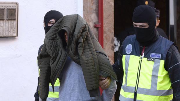 El presunto yihadista ha vuelto a su vivienda esta mañana con los agentes de la Policía Nacional