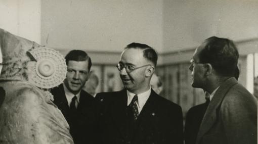 Himmler frente a la Dama de Elche, durante su visita al Museo Arqueológico Nacional