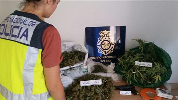 Una agente de la Policía Nacional observa la marihuana intervenida